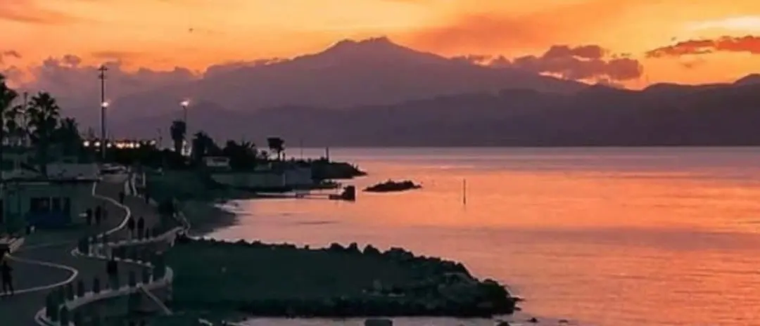 L'Etna e il Bacio del Tramonto