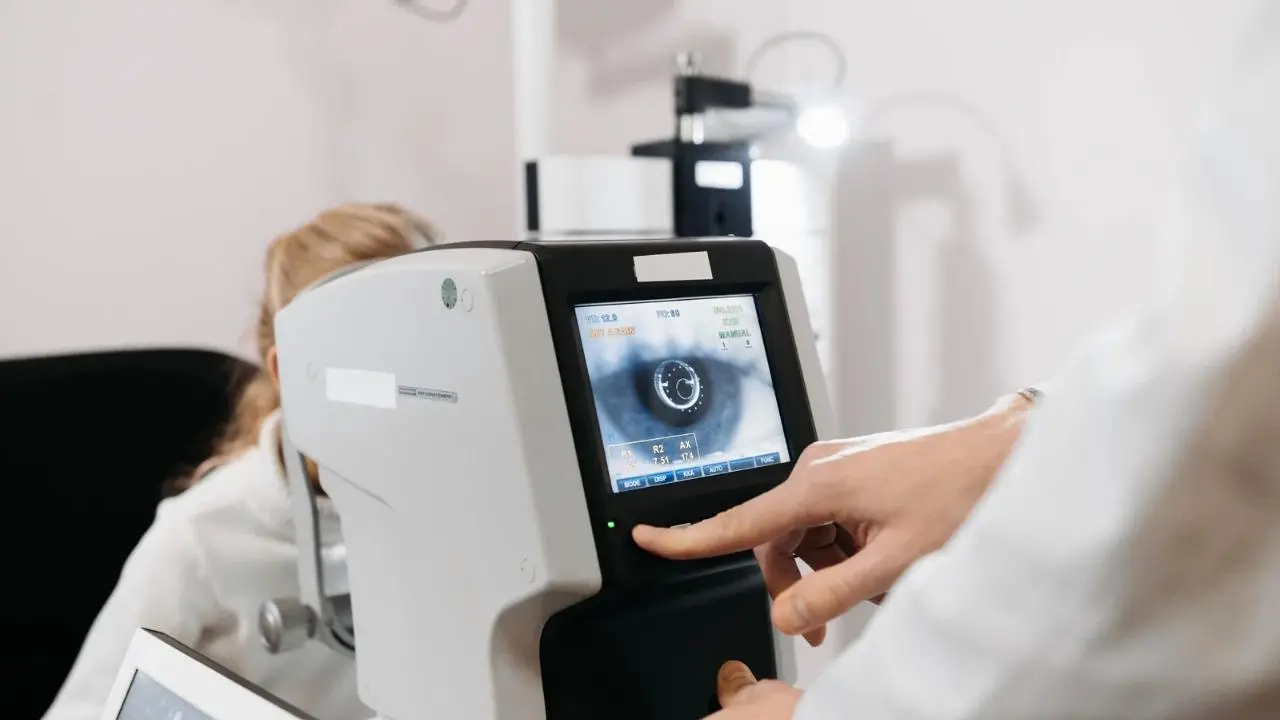 Grave infezione all’occhio dopo l’intervento di cataratta a Catania, fra i pazienti colpiti anche un vibonese. Tre indagati