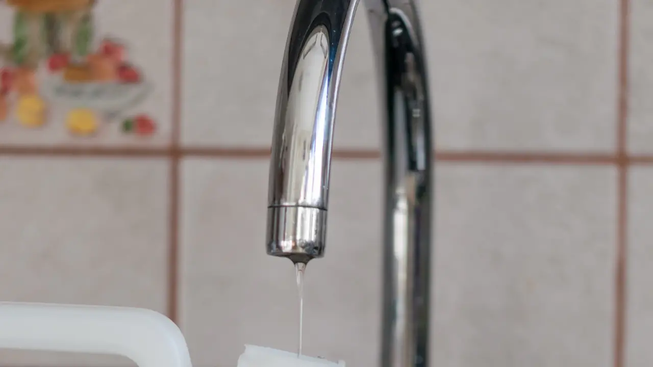 Catanzaro ancora senz’acqua, lunedì 15 dicembre scuole chiuse: ecco dove non suonerà la campanella\n