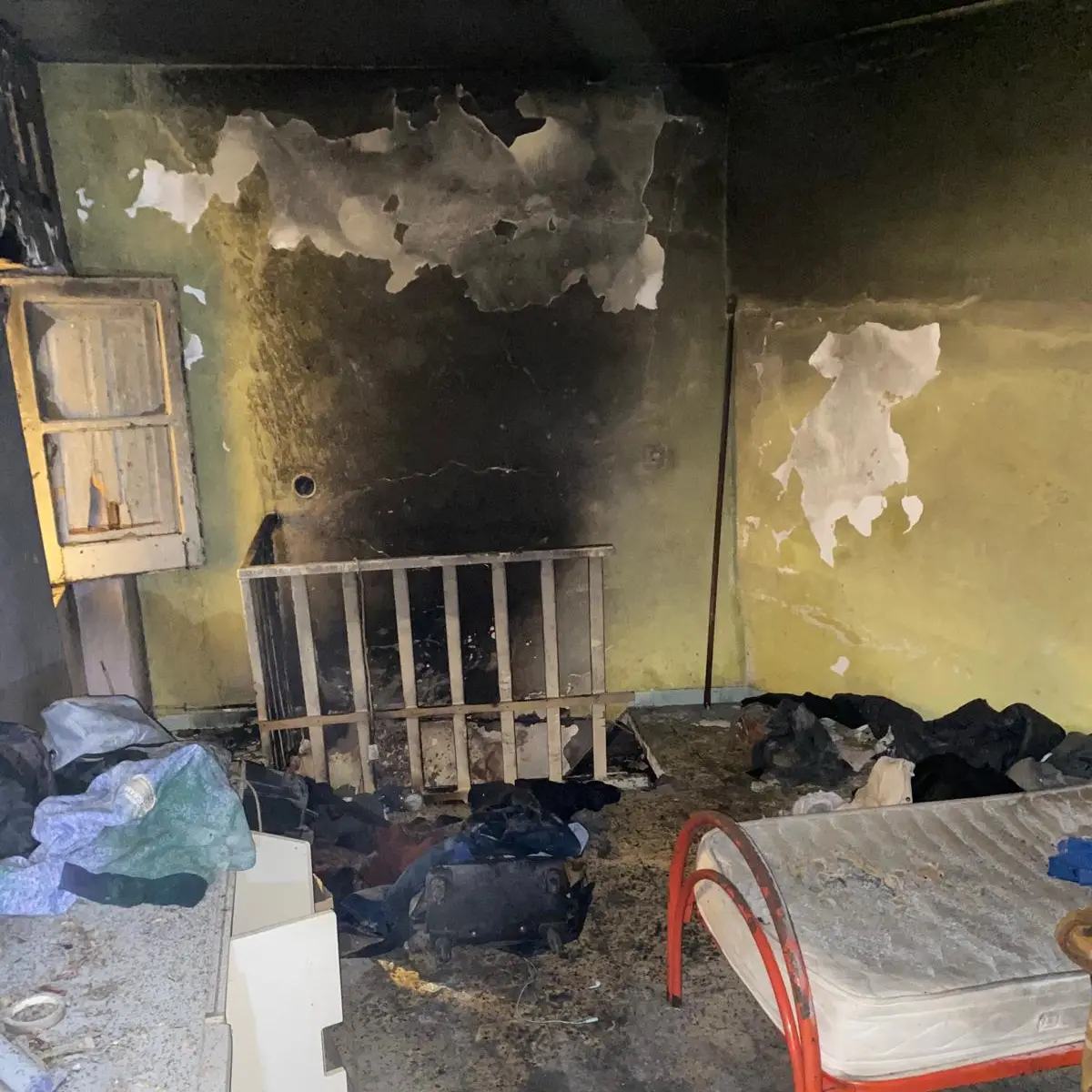 Incendia\u00A0la propria\u00A0casa nel centro storico di Lamezia Terme, arrestato in flagranza 48enne (FOTO)\n