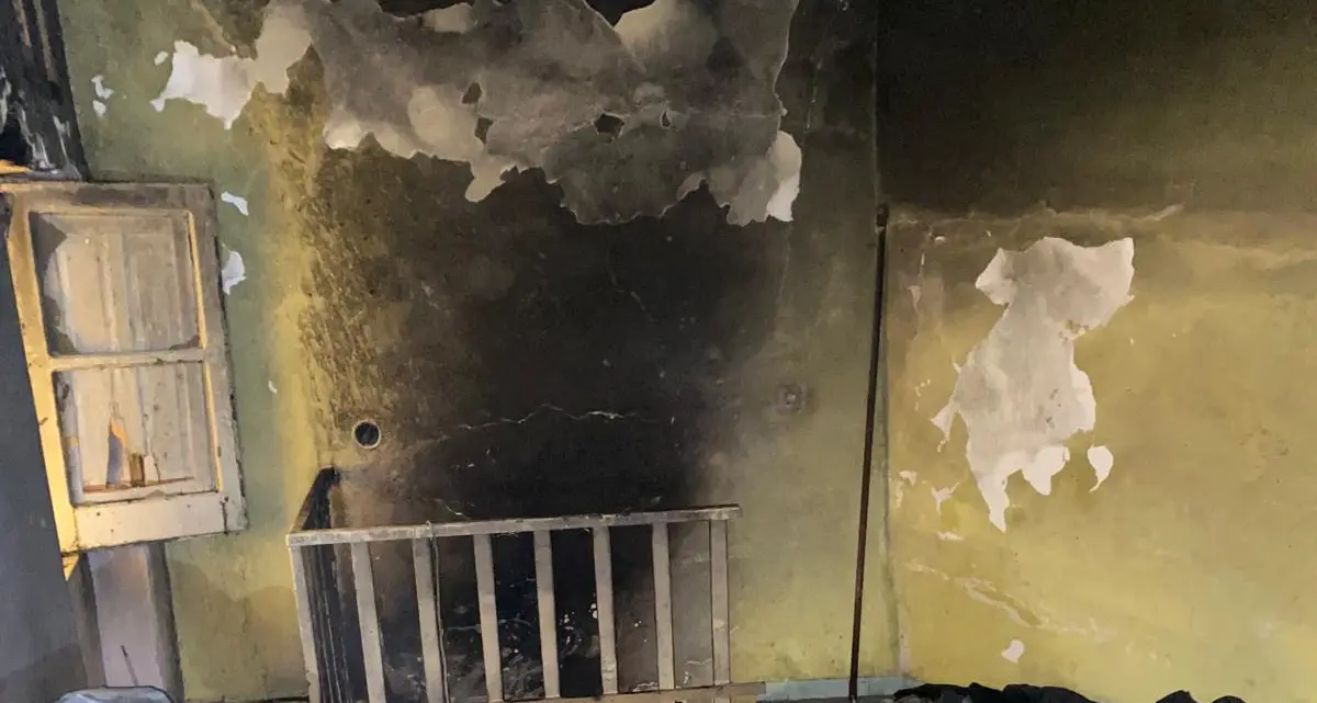 Incendia\u00A0la propria\u00A0casa nel centro storico di Lamezia Terme, arrestato in flagranza 48enne (FOTO)\n