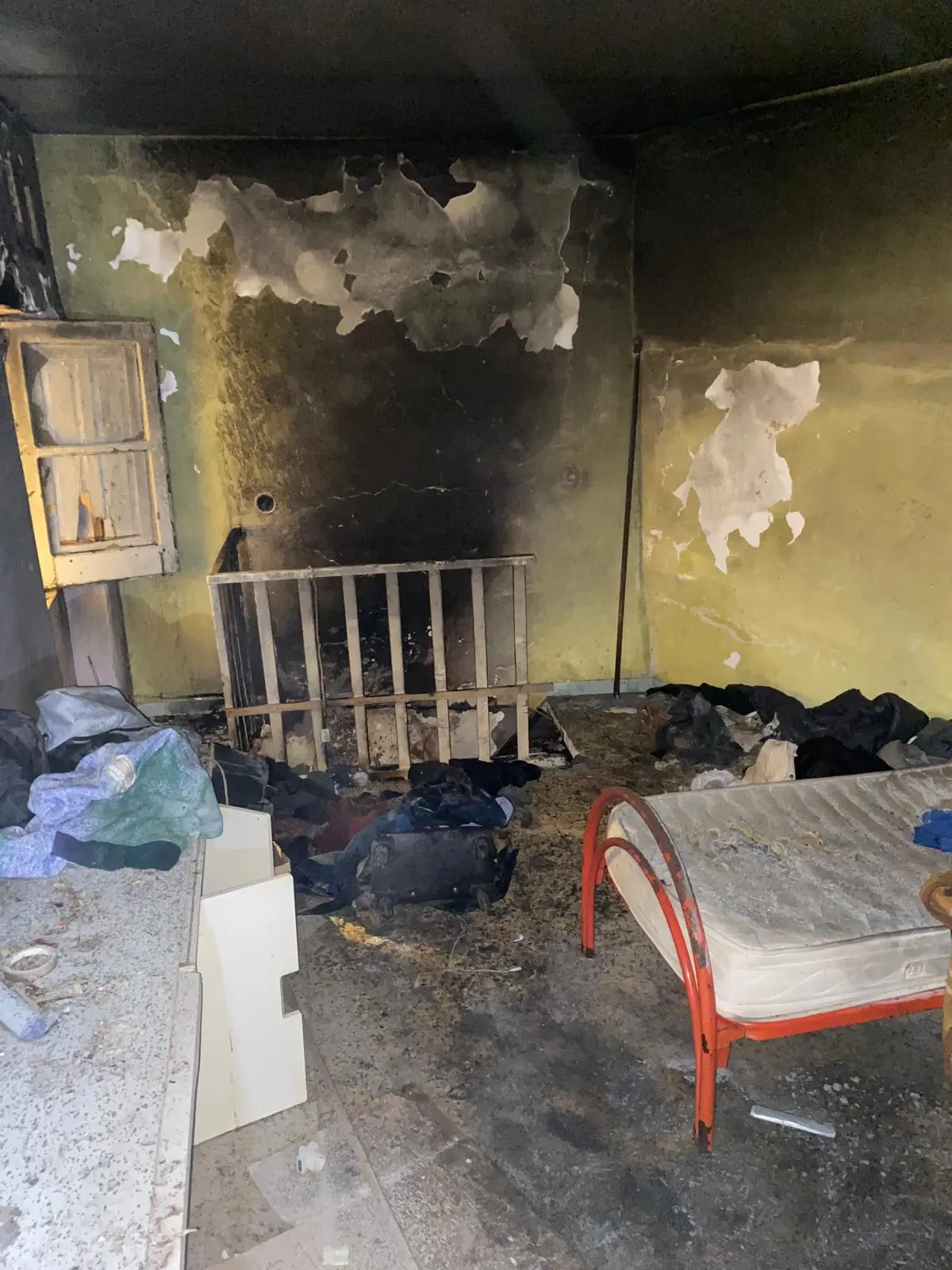 Incendia\u00A0la propria\u00A0casa nel centro storico di Lamezia Terme, arrestato in flagranza 48enne (FOTO)\n