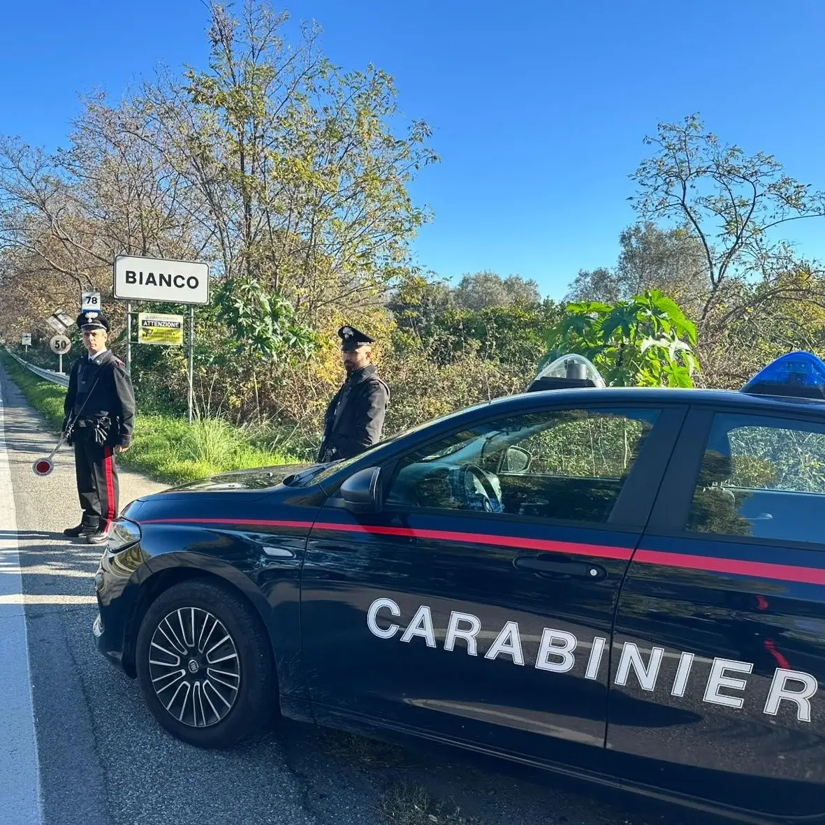 Scoperta irregolarità in un cantiere edile a Bianco:\u00A0tre lavoratori in nero e gravi violazioni sulla sicurezza\n