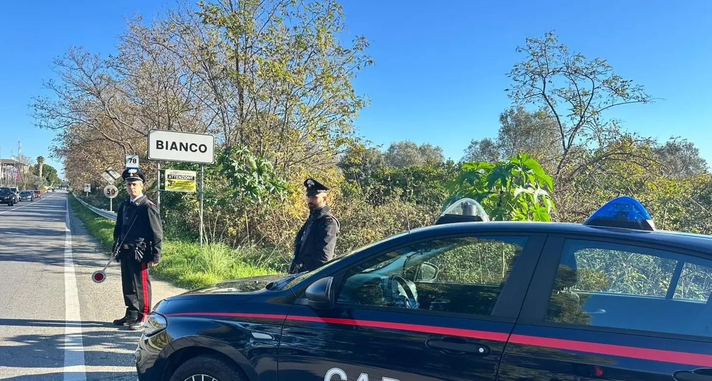Scoperta irregolarità in un cantiere edile a Bianco:\u00A0tre lavoratori in nero e gravi violazioni sulla sicurezza\n