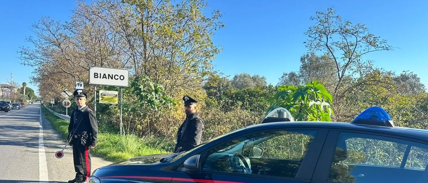 Scoperta irregolarità in un cantiere edile a Bianco:\u00A0tre lavoratori in nero e gravi violazioni sulla sicurezza\n