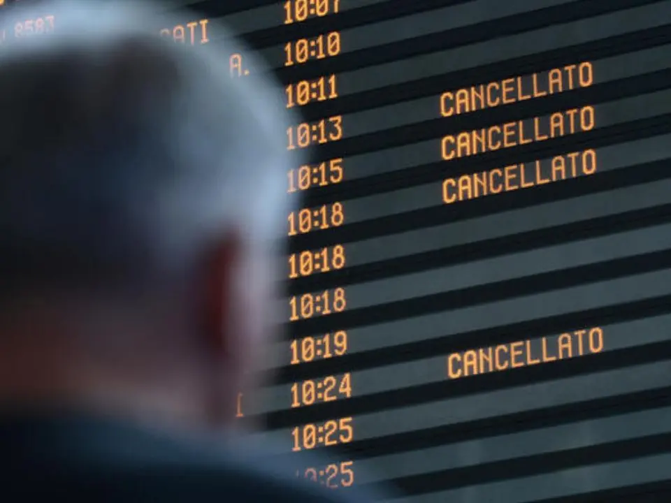 È il giorno dello sciopero generale: fermi bus e treni, voli regolari