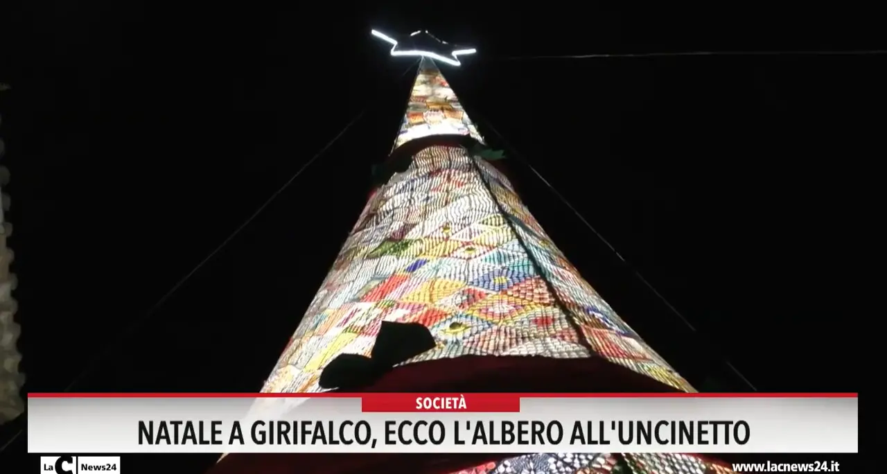 Natale, a Girifalco ecco l'albero all'uncinetto