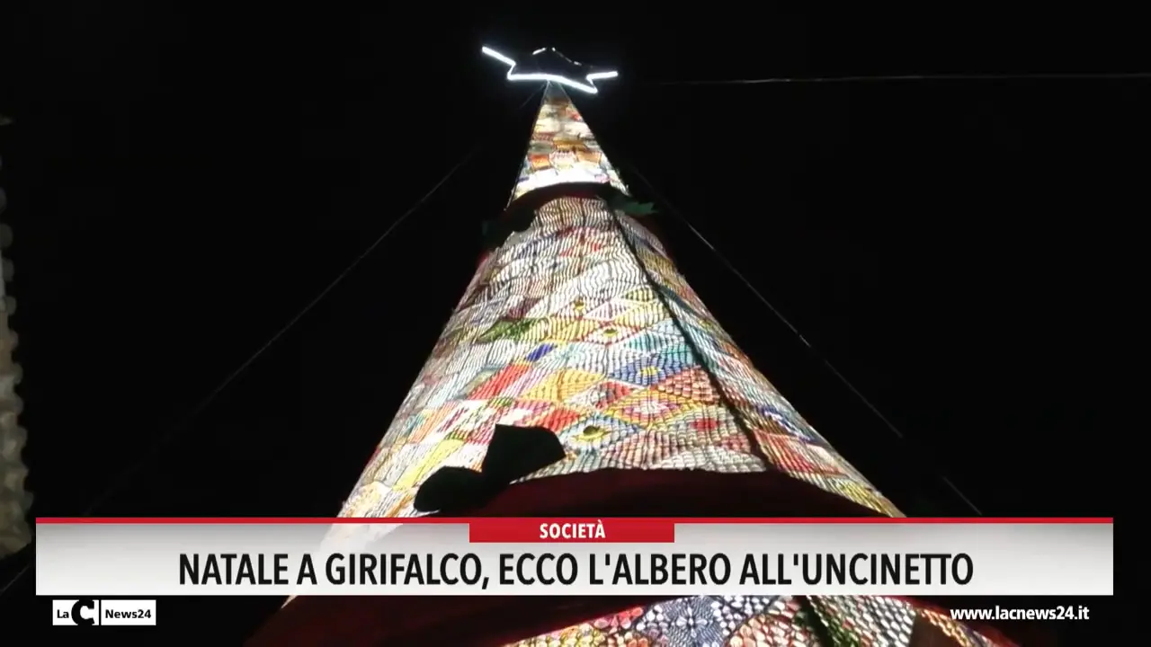 Natale, a Girifalco ecco l'albero all'uncinetto