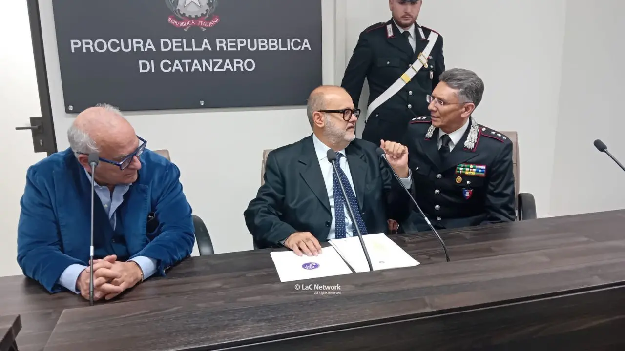 Traffico di reperti archeologici, il procuratore Curcio: «Rubati e messi a disposizione della cosca Arena per il mercato illecito»\n