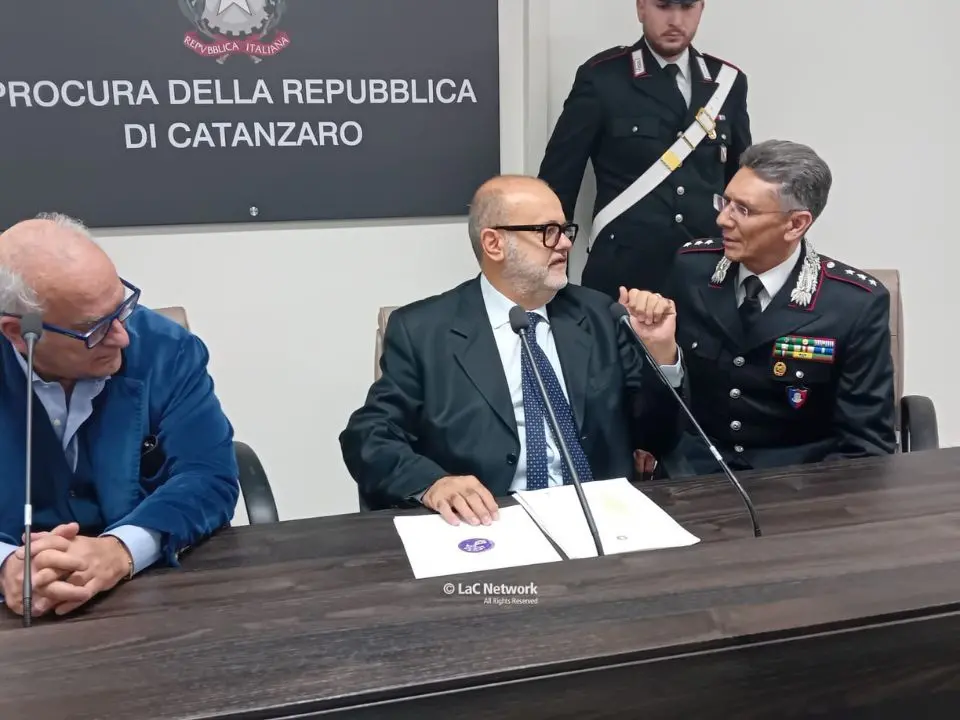 Traffico di reperti archeologici, il procuratore Curcio: «Rubati e messi a disposizione della cosca Arena per il mercato illecito»