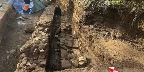 Corigliano Rossano, durante i lavori per la costruzione di un marciapiede tornano alla luce antichi reperti\n