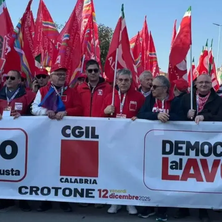 Sciopero generale, in duemila al corteo della Cgil a Crotone. Scalese: «Questa città rappresenta i mali della Calabria»