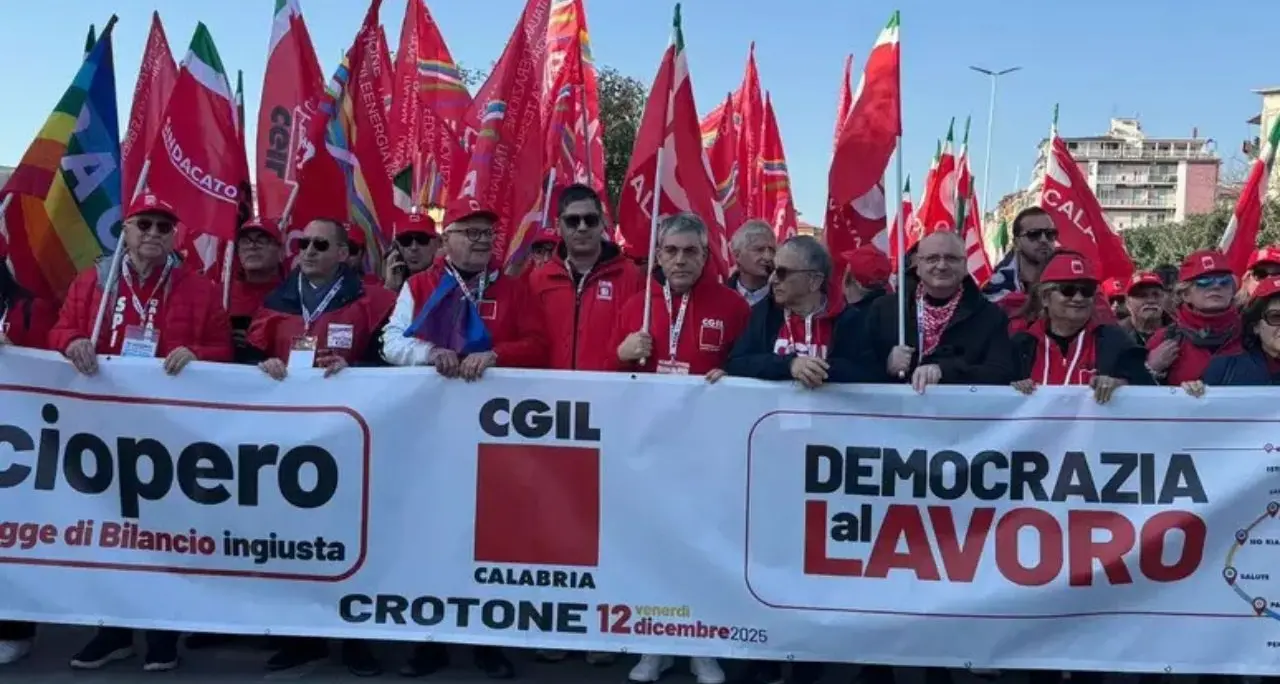 Sciopero generale in Calabria, in duemila al corteo della Cgil a Crotone\n