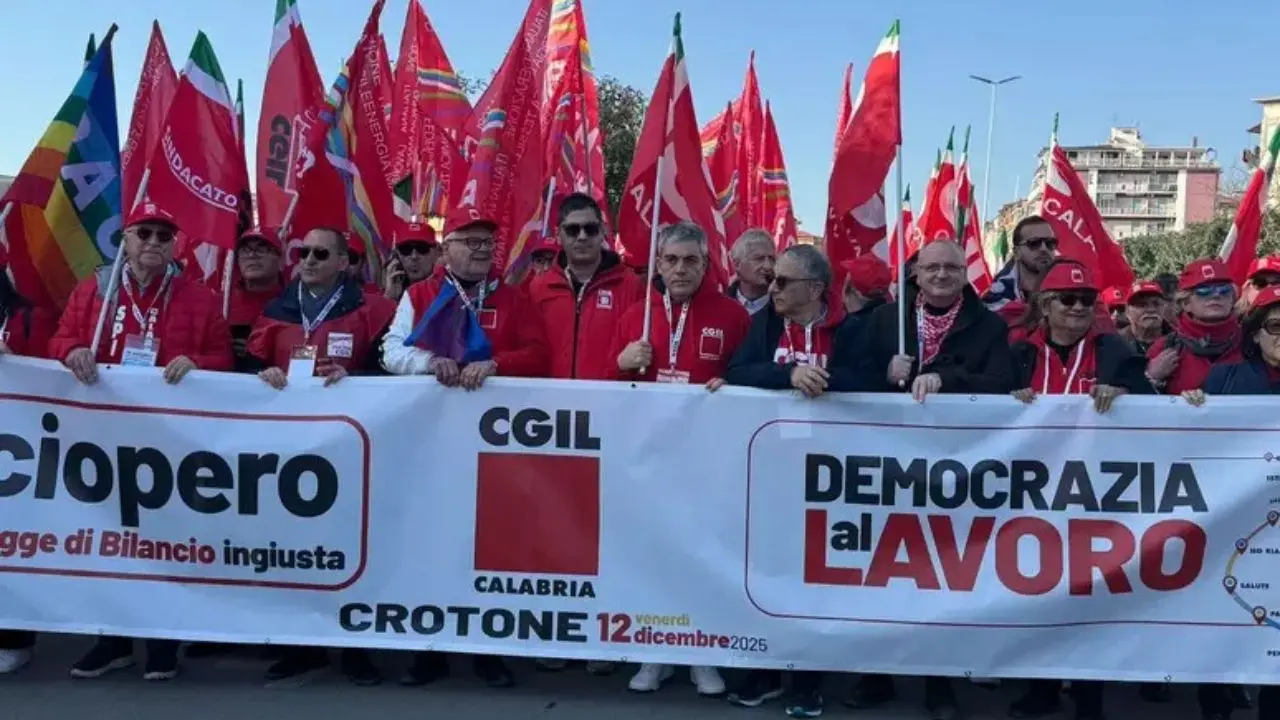 Sciopero generale, in duemila al corteo della Cgil a Crotone. Scalese: «Questa città rappresenta i mali della Calabria»