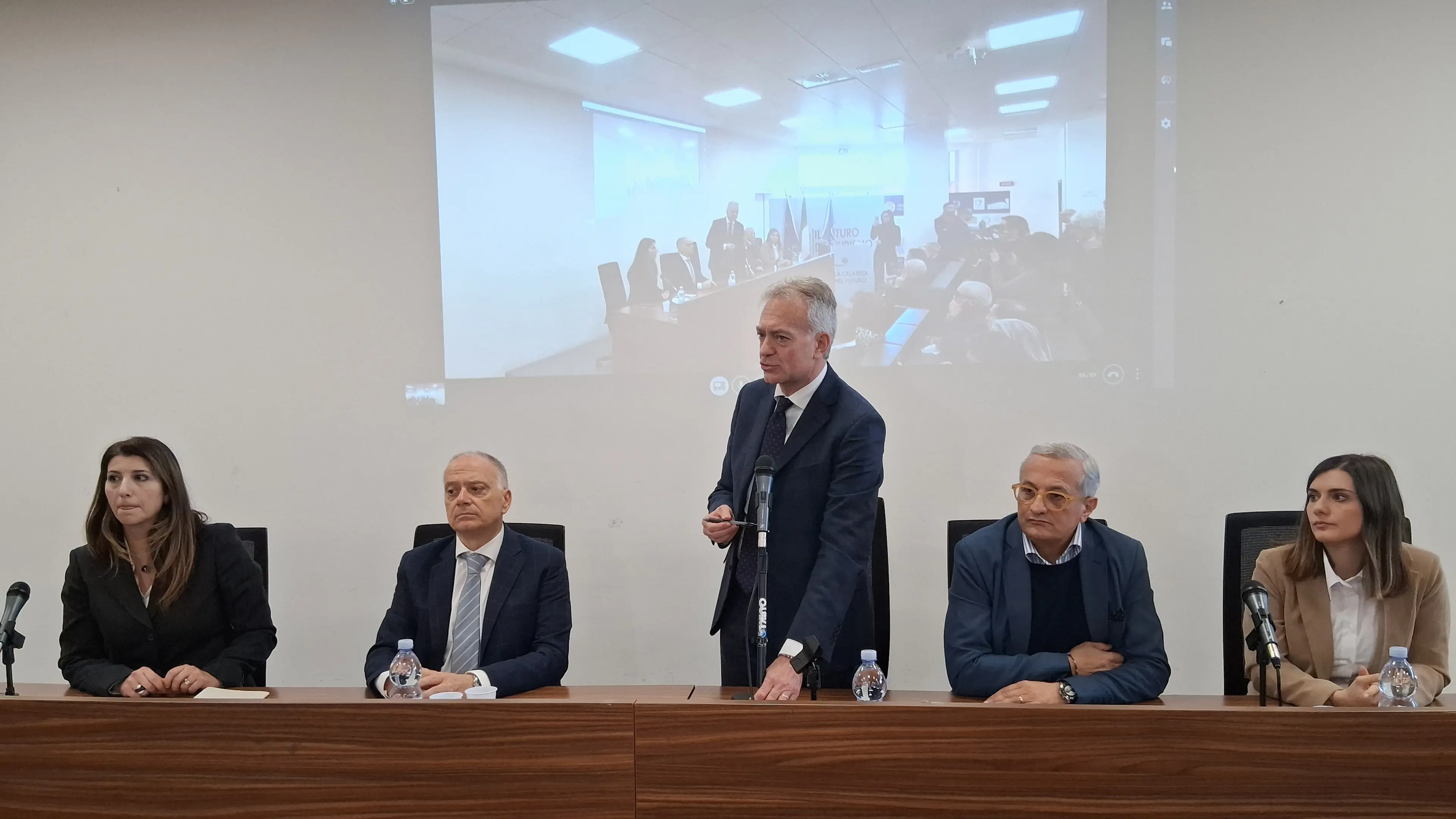 Fondi contro lo spopolamento in Calabria, 37 milioni ai Comuni: via alle convenzioni per le infrastrutture rurali\n