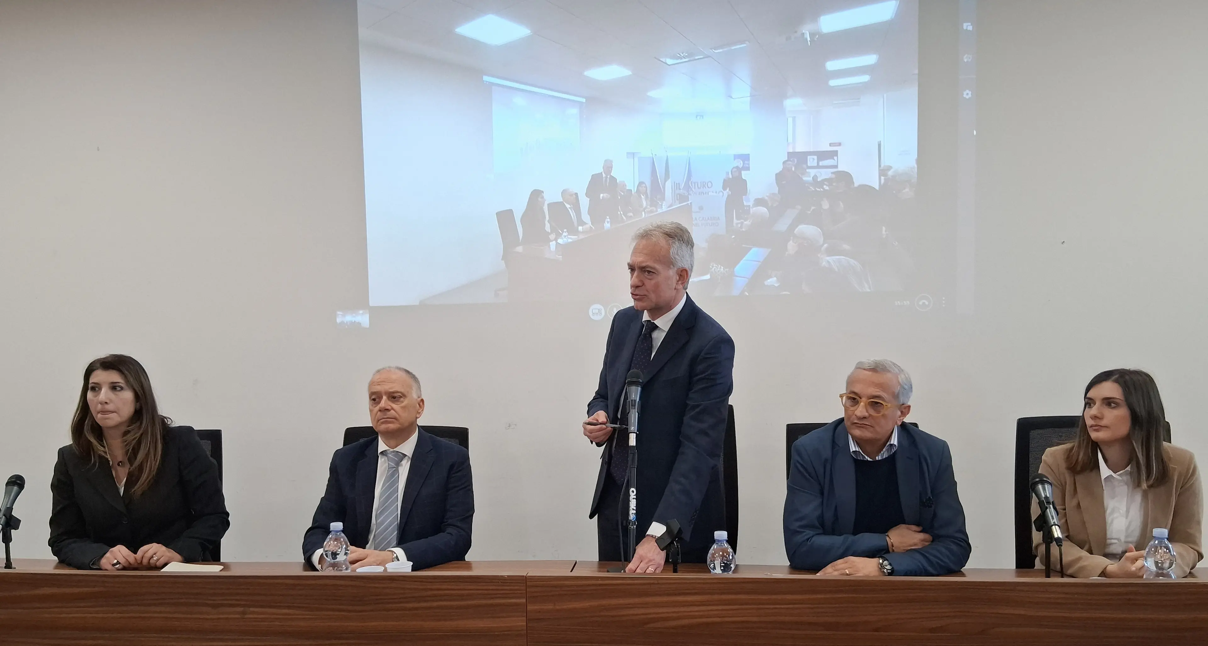 Fondi contro lo spopolamento in Calabria, 37 milioni ai Comuni: via alle convenzioni per le infrastrutture rurali\n