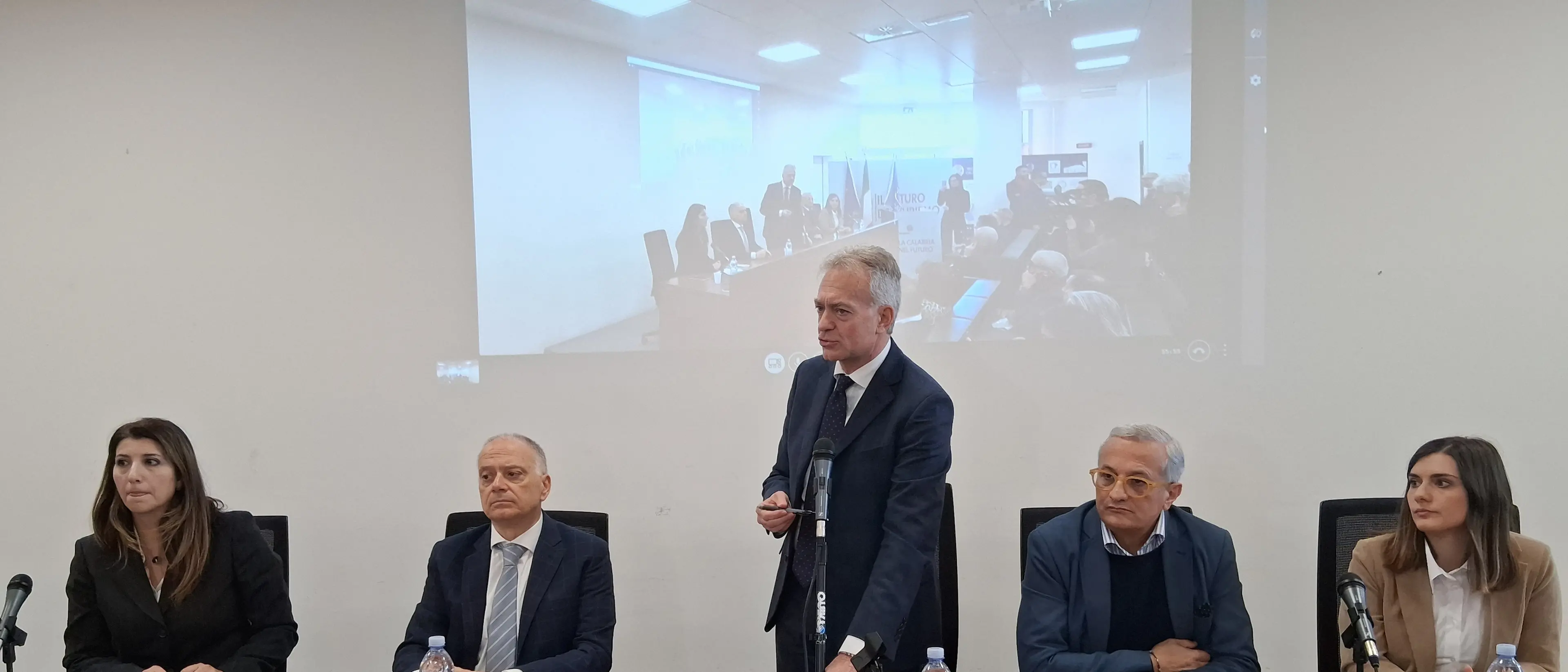 Fondi contro lo spopolamento in Calabria, 37 milioni ai Comuni: via alle convenzioni per le infrastrutture rurali\n