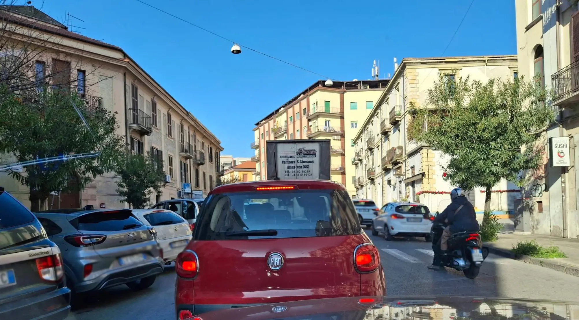 Emergenza acqua a Cosenza, la Plastina-Pizzuti chiude in anticipo: genitori in strada e via Roma bloccata per ore