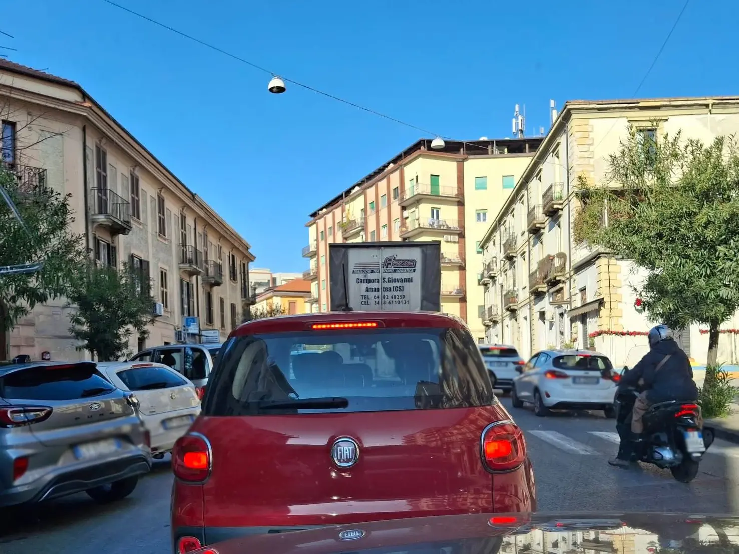 Cosenza, scuole senz’acqua e traffico in tilt: caos su via Roma dopo la chiusura anticipata della Plastina-Pizzuti