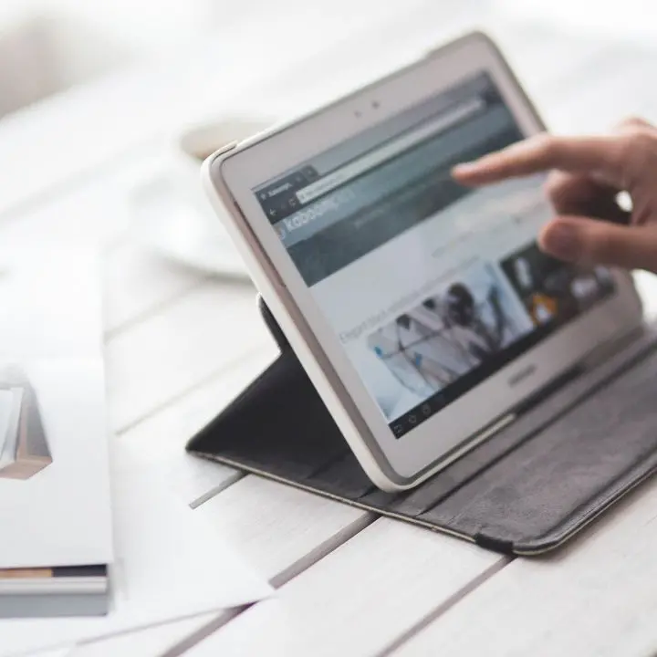 L’informazione che dura un giorno: come siamo passati dai fatti ai contenuti “a tempo”\n