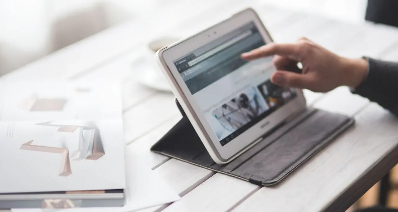 L’informazione che dura un giorno: come siamo passati dai fatti ai contenuti “a tempo”\n