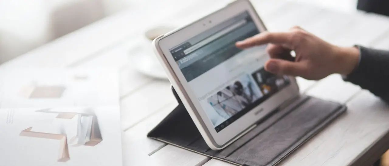 L’informazione che dura un giorno: come siamo passati dai fatti ai contenuti “a tempo”\n