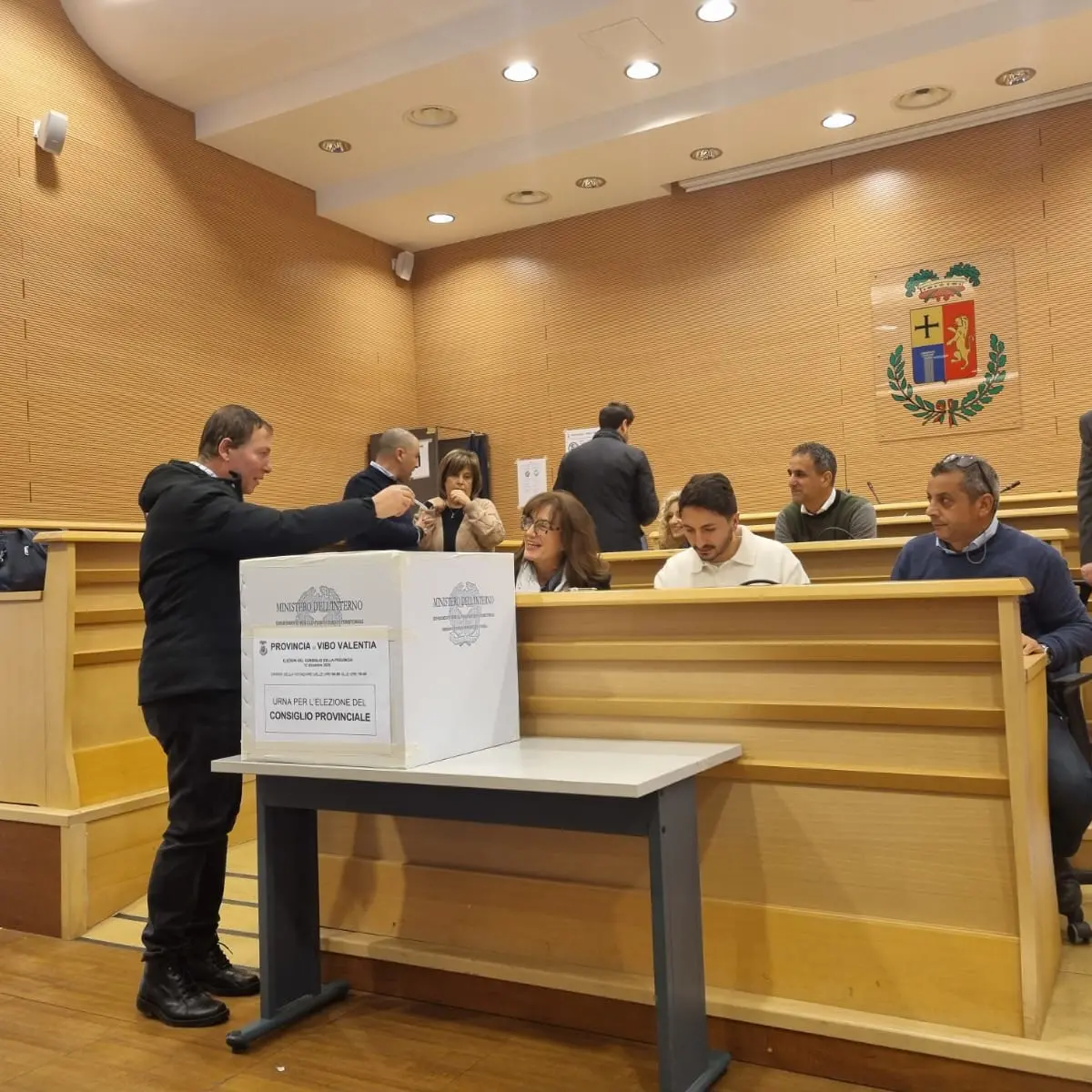 Elezioni provinciali a Vibo, il centrosinistra elegge 9 consiglieri su 10 ma “vince” comunque L’Andolina\n