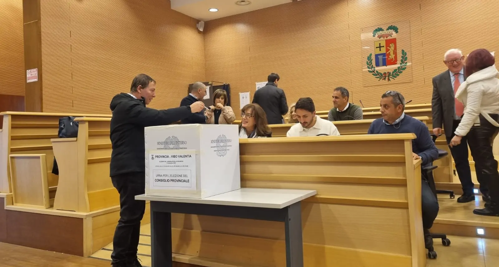 Elezioni provinciali a Vibo, il centrosinistra elegge 9 consiglieri su 10 ma “vince” comunque L’Andolina\n