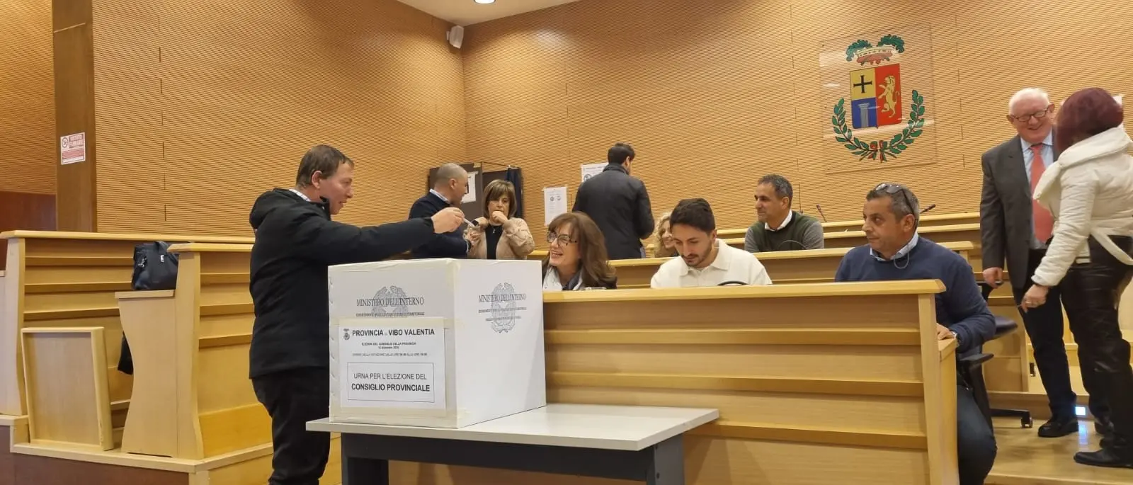 Elezioni provinciali a Vibo, il centrosinistra elegge 9 consiglieri su 10 ma “vince” comunque L’Andolina\n
