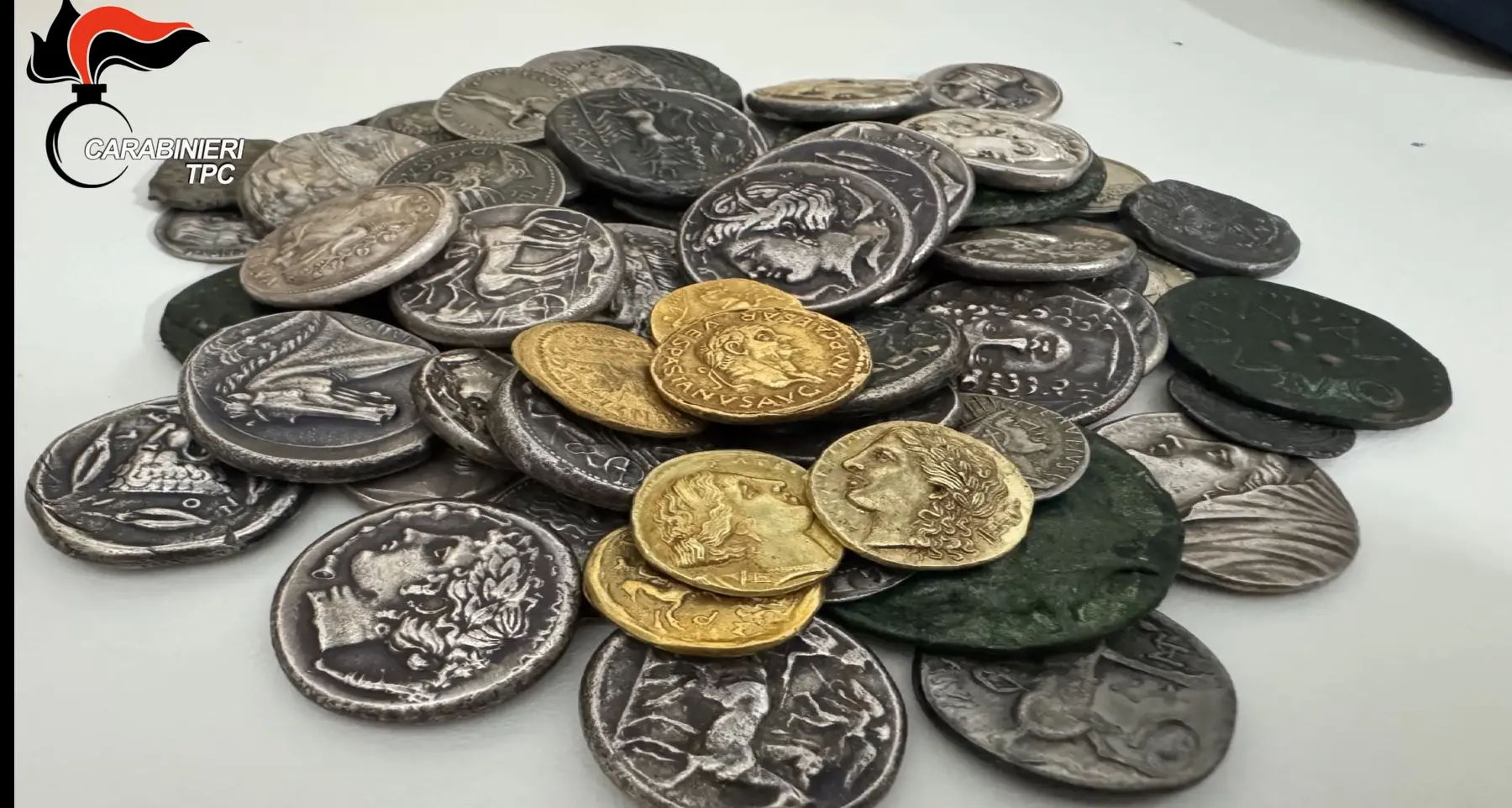 Inchiesta Scylletium, i tombaroli al servizio della cosca Arena e i 200 euro per 15 monete antiche:\u00A0«Ce n’è una rara»\n