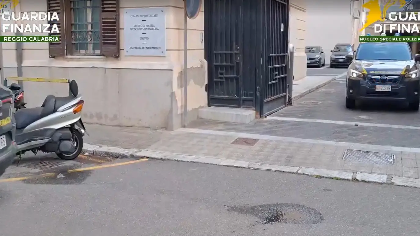 Confisca beni a Reggio: colpito promotore finanziario abusivo