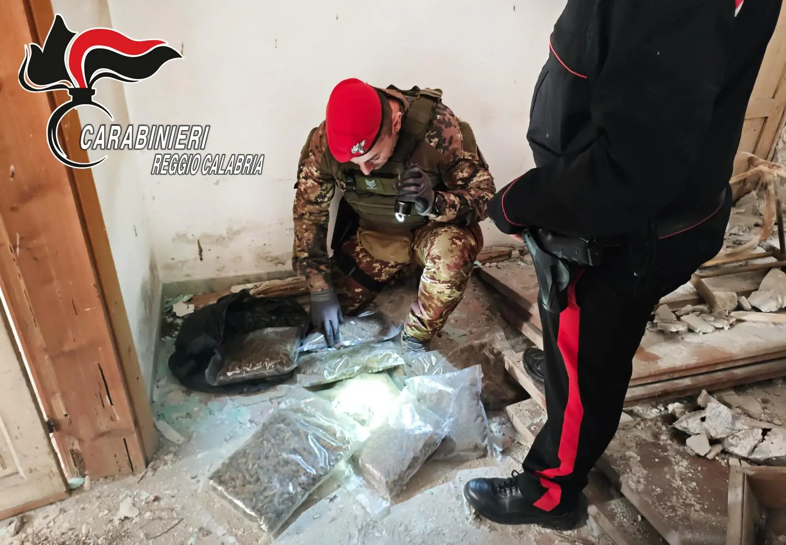 Africo, la droga nascosta in due case disabitate: sequestrati oltre 3 chili di marijuana\n