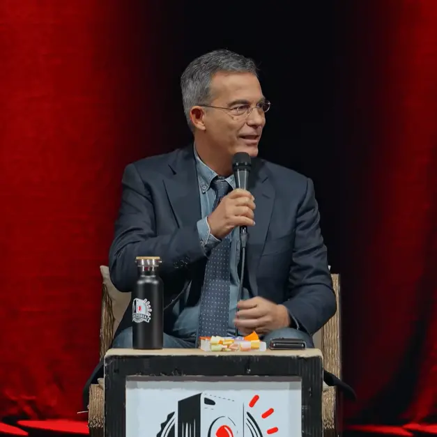 Floris, “esordio” traumatico\u00A0a Sellia Marina in un resort: «Turni h24, cacciato perché volevo una pausa per comprare il gel»\n