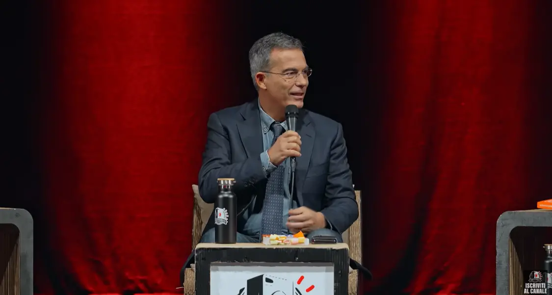 Floris, “esordio” traumatico\u00A0a Sellia Marina in un resort: «Turni h24, cacciato perché volevo una pausa per comprare il gel»\n