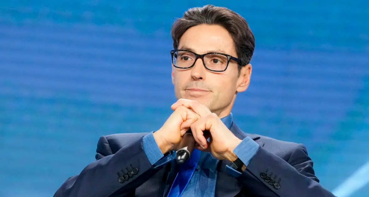 Ma quale Occhiuto, mentre i colonnelli di Forza Italia litigano Pier Silvio accarezza una pazza idea: e se la faccia nuova fosse la sua?