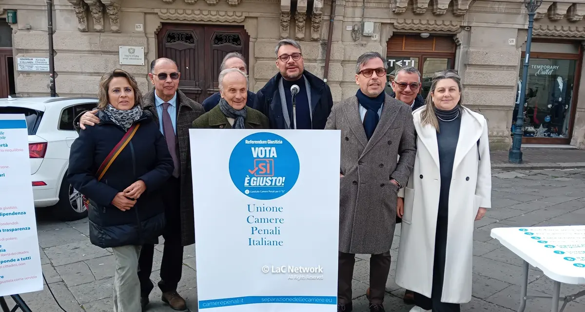 Riforma della giustizia, anche a Catanzaro la Camera penale in piazza:\u00A0«Il controllo della politica sulla magistratura? Una grande bufala»\n