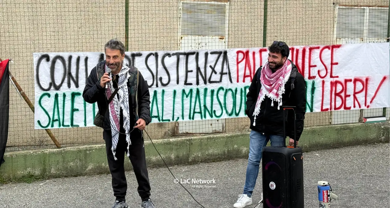 Sit in per Ahmad Salem davanti al carcere di Rossano, Il presidio\u00A0chiede la scarcerazione del giovane palestinese detenuto da 6\u00A0mesi\n
