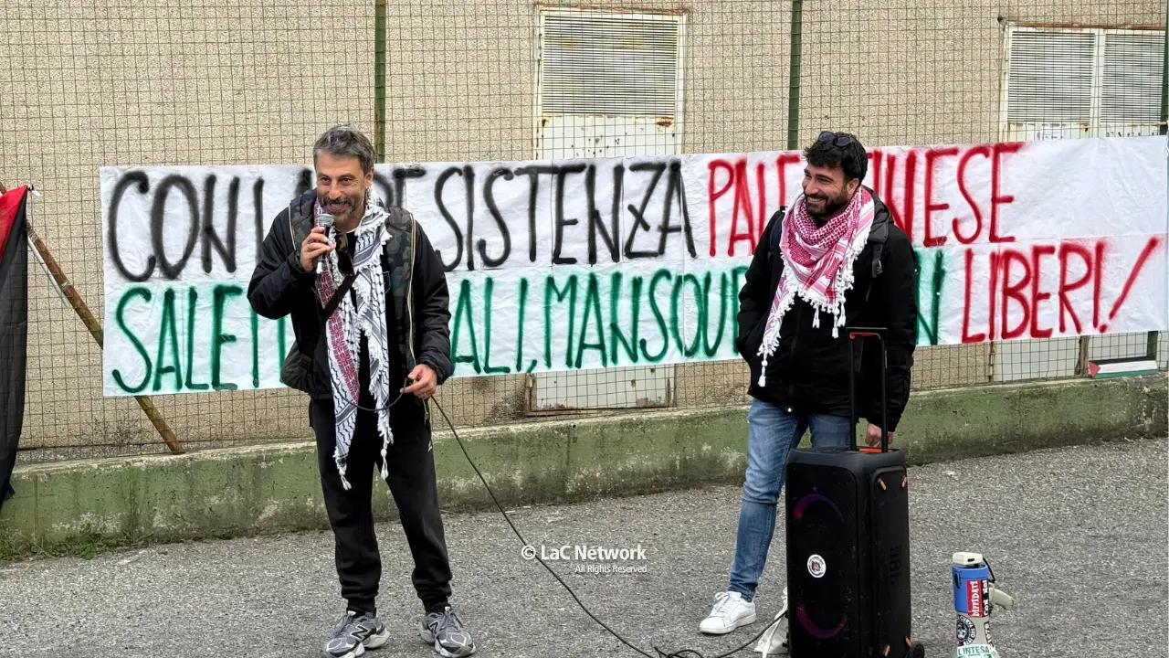 Sit in per Ahmad Salem davanti al carcere di Rossano, Il presidio\u00A0chiede la scarcerazione del giovane palestinese detenuto da 6\u00A0mesi\n