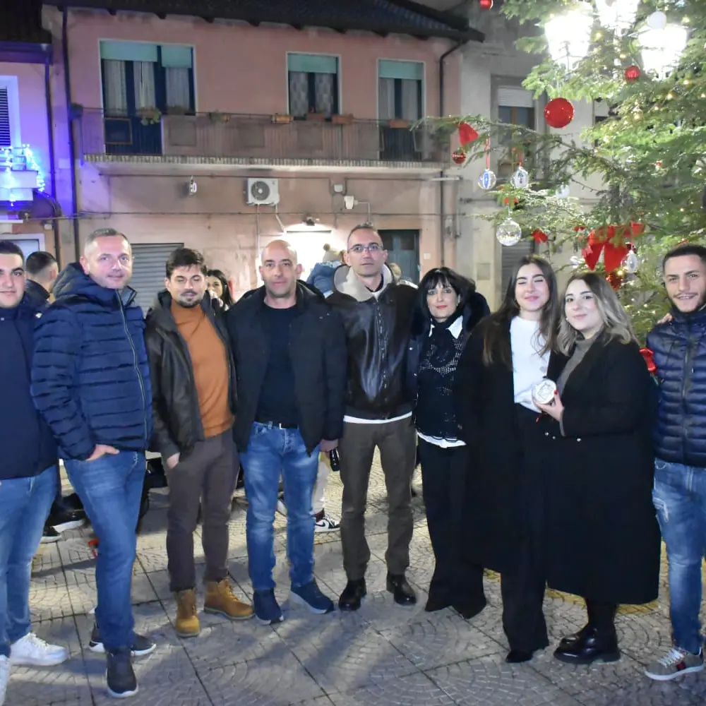 Paravati, nel ricordo di Michele Turco si accendono le luci del grande albero di Natale\n