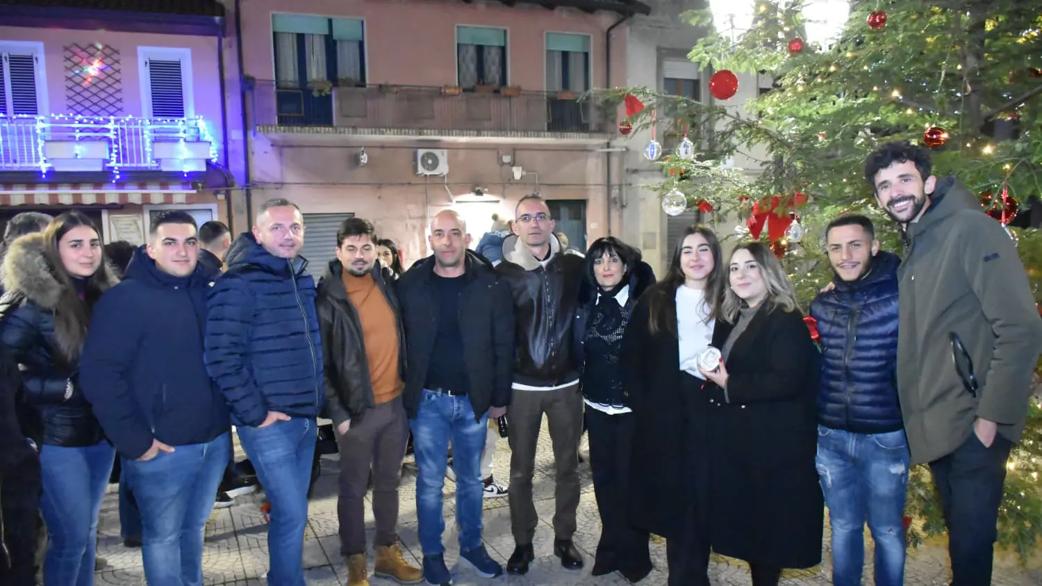 Paravati, nel ricordo di Michele Turco si accendono le luci del grande albero di Natale\n