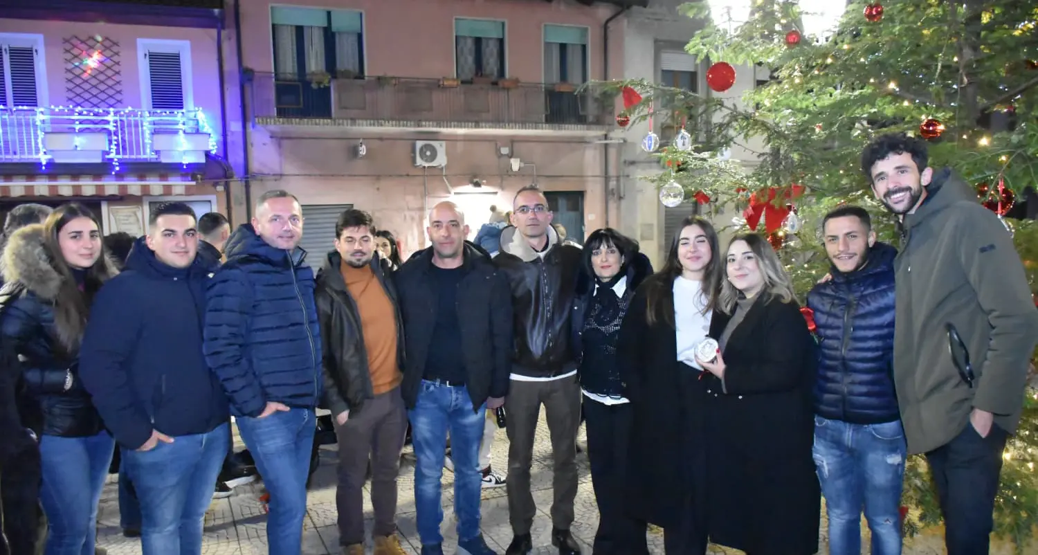 Paravati, nel ricordo di Michele Turco si accendono le luci del grande albero di Natale\n