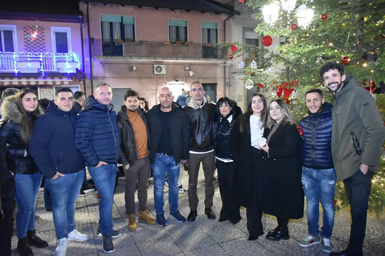 Paravati, nel ricordo di Michele Turco si accendono le luci del grande albero di Natale\n