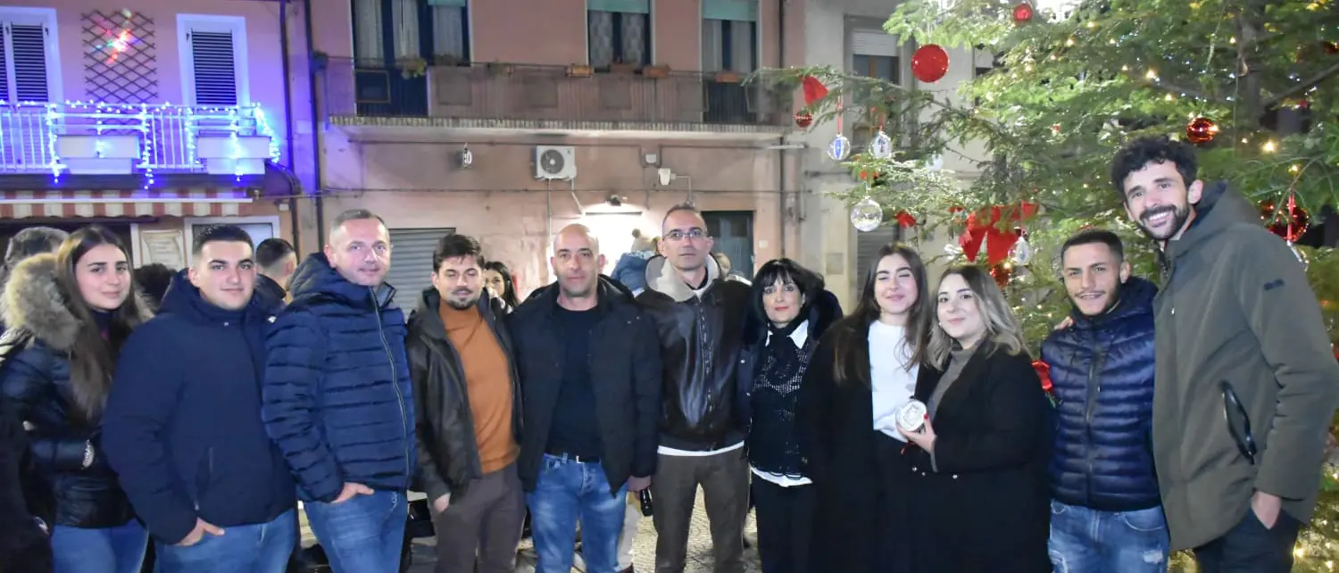 Paravati, nel ricordo di Michele Turco si accendono le luci del grande albero di Natale\n