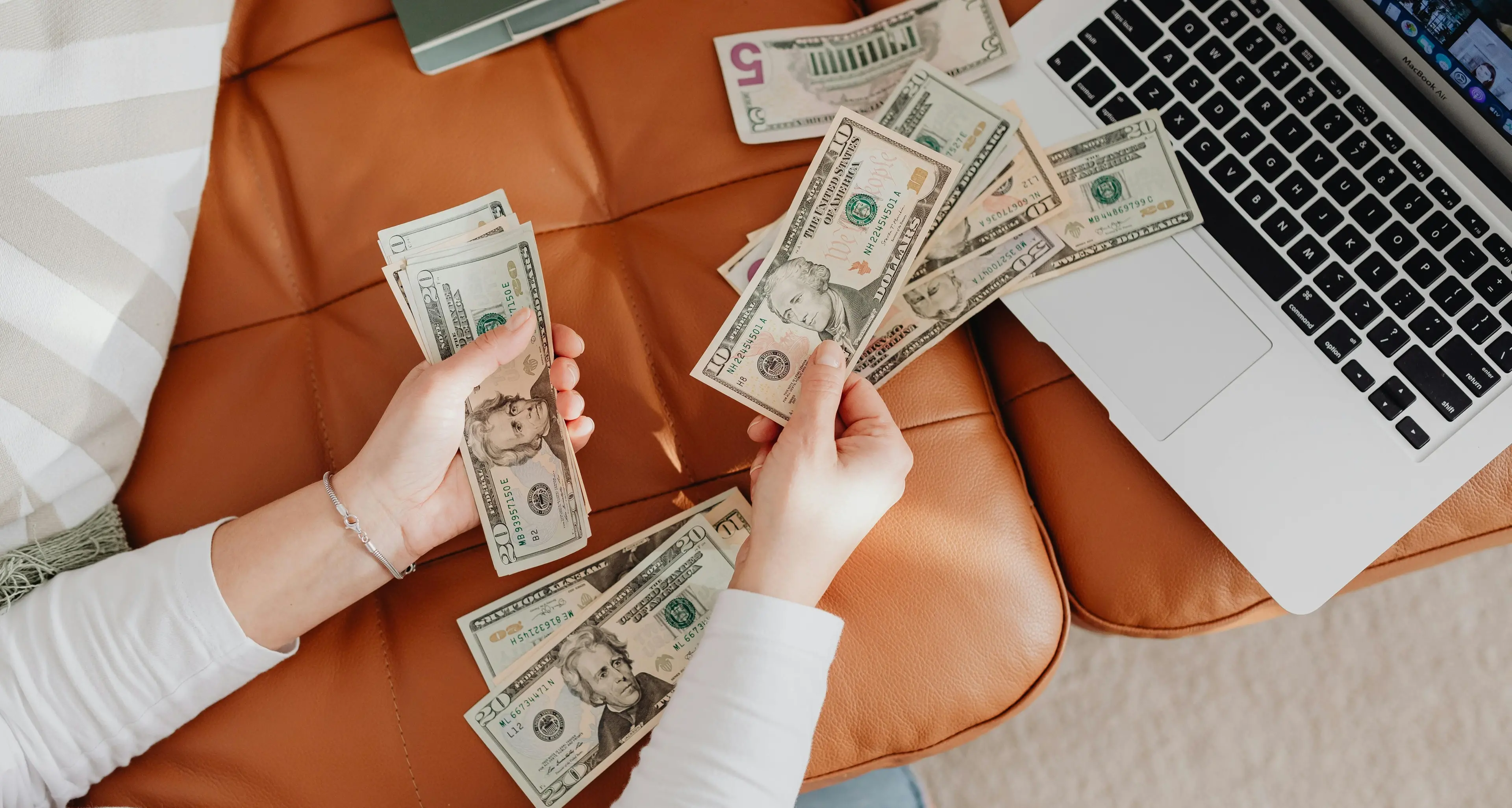 Il business del caos: le piattaforme incassano\u00A0e travolgono un’informazione che non può competere con gli influencer\n