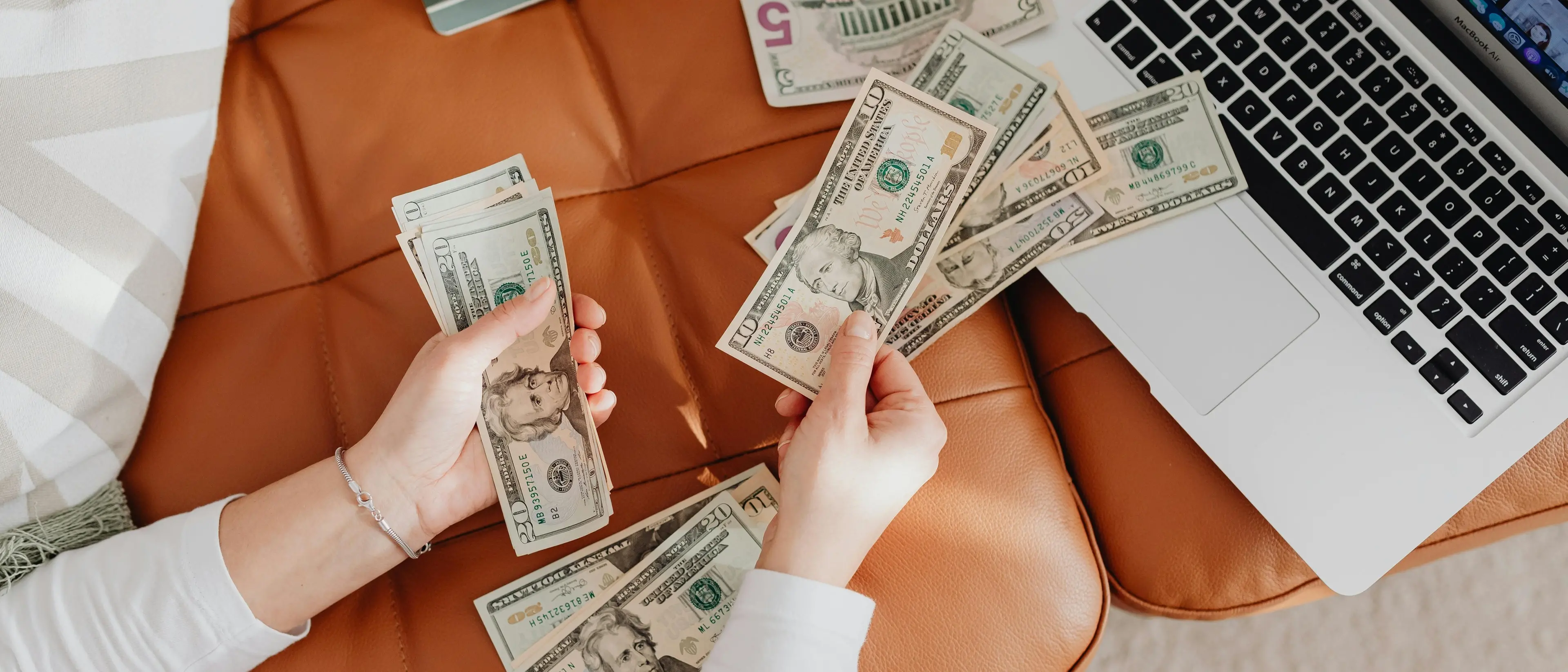 Il business del caos: le piattaforme incassano\u00A0e travolgono un’informazione che non può competere con gli influencer\n