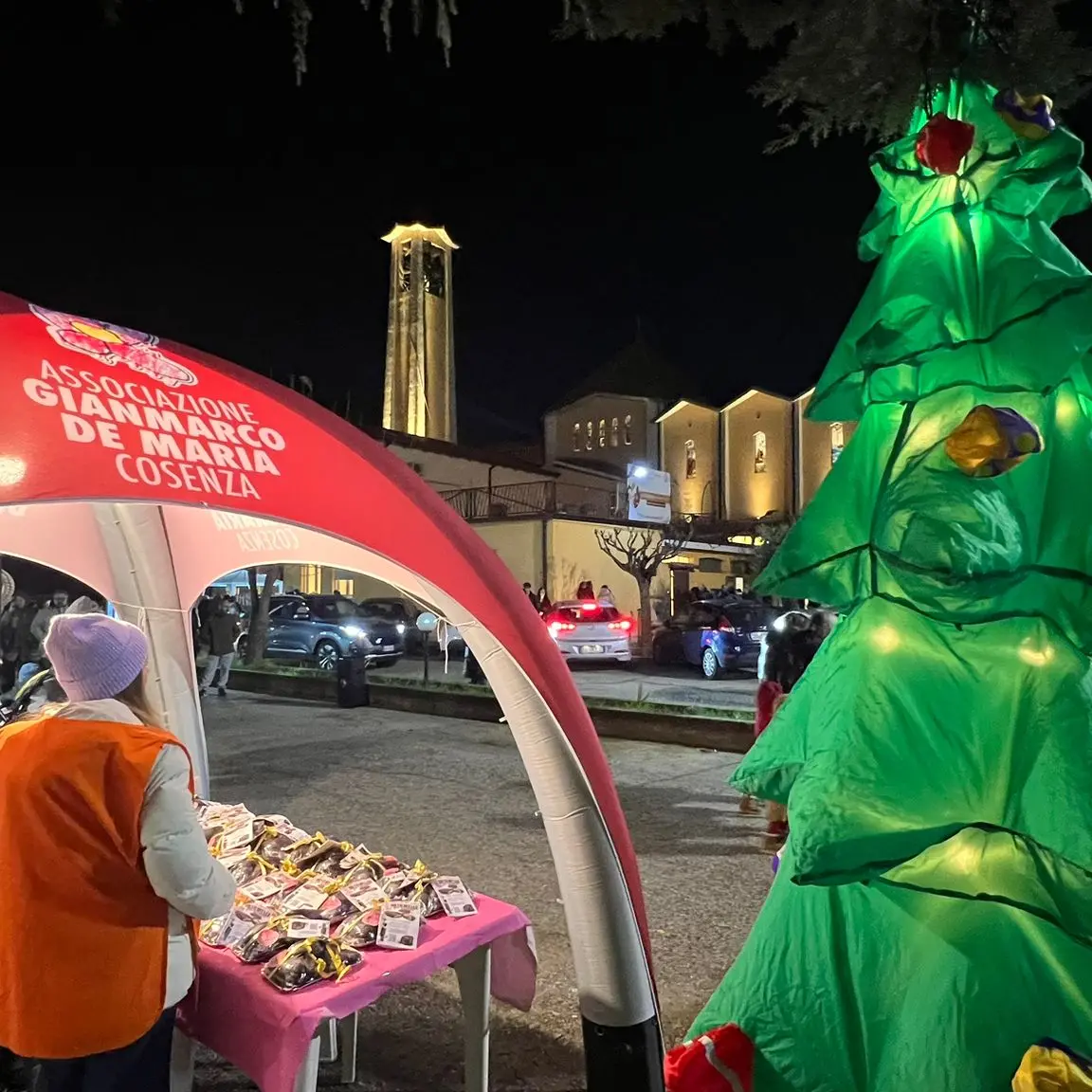 Regali e buone azioni, a Sant’Aniello i mercatini di Natale appassionano proprio tutti | GALLERY