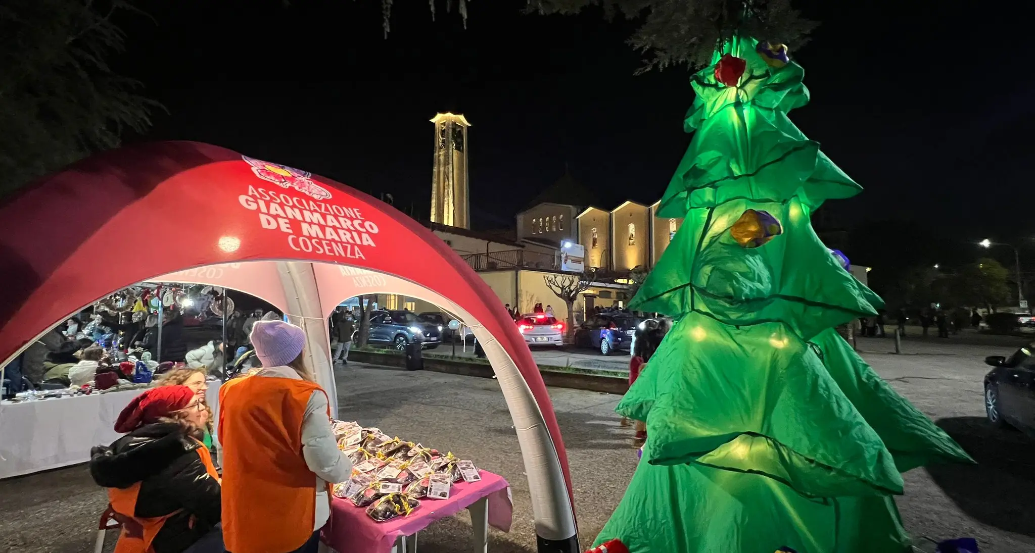 Regali e buone azioni, a Sant’Aniello i mercatini di Natale appassionano proprio tutti | GALLERY