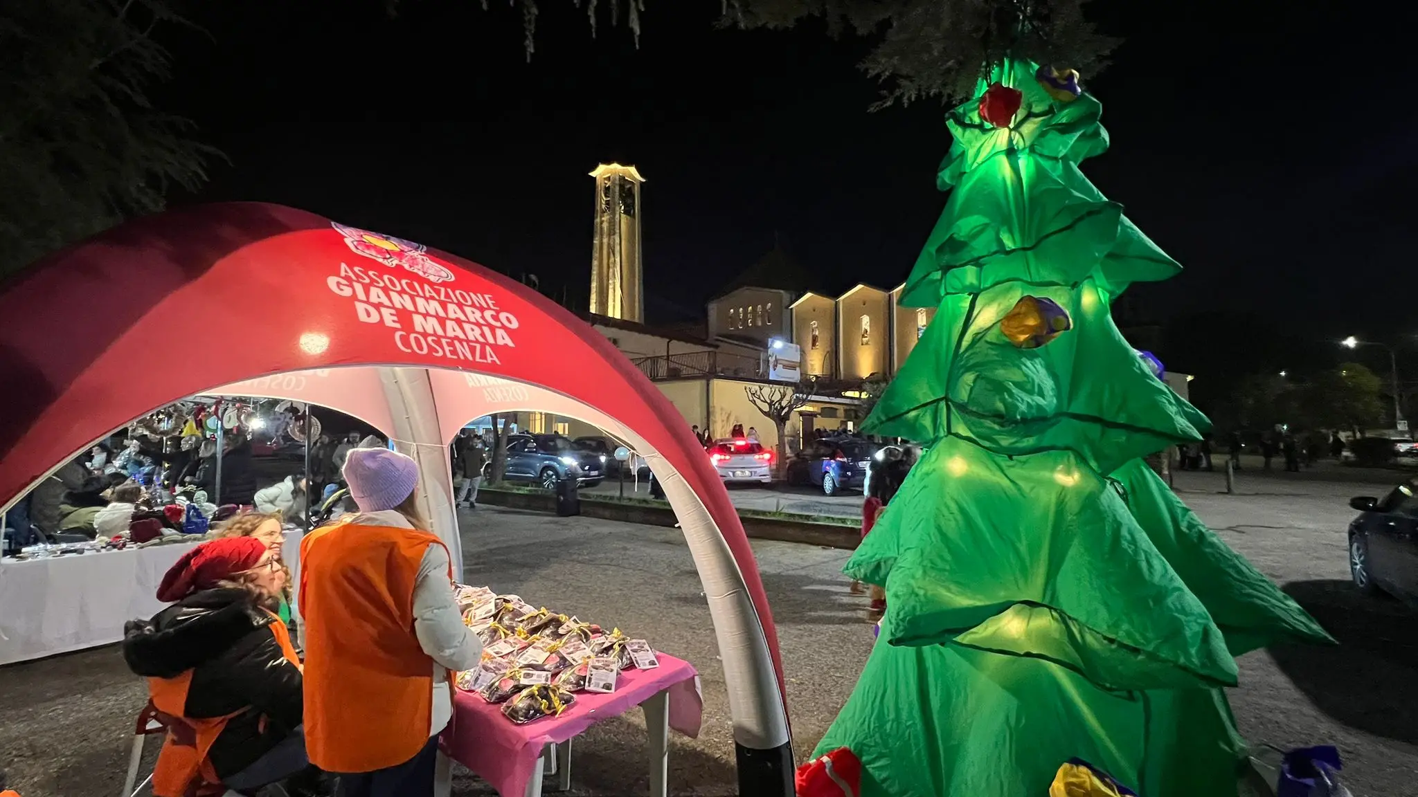Regali e buone azioni, a Sant’Aniello i mercatini di Natale appassionano proprio tutti | GALLERY