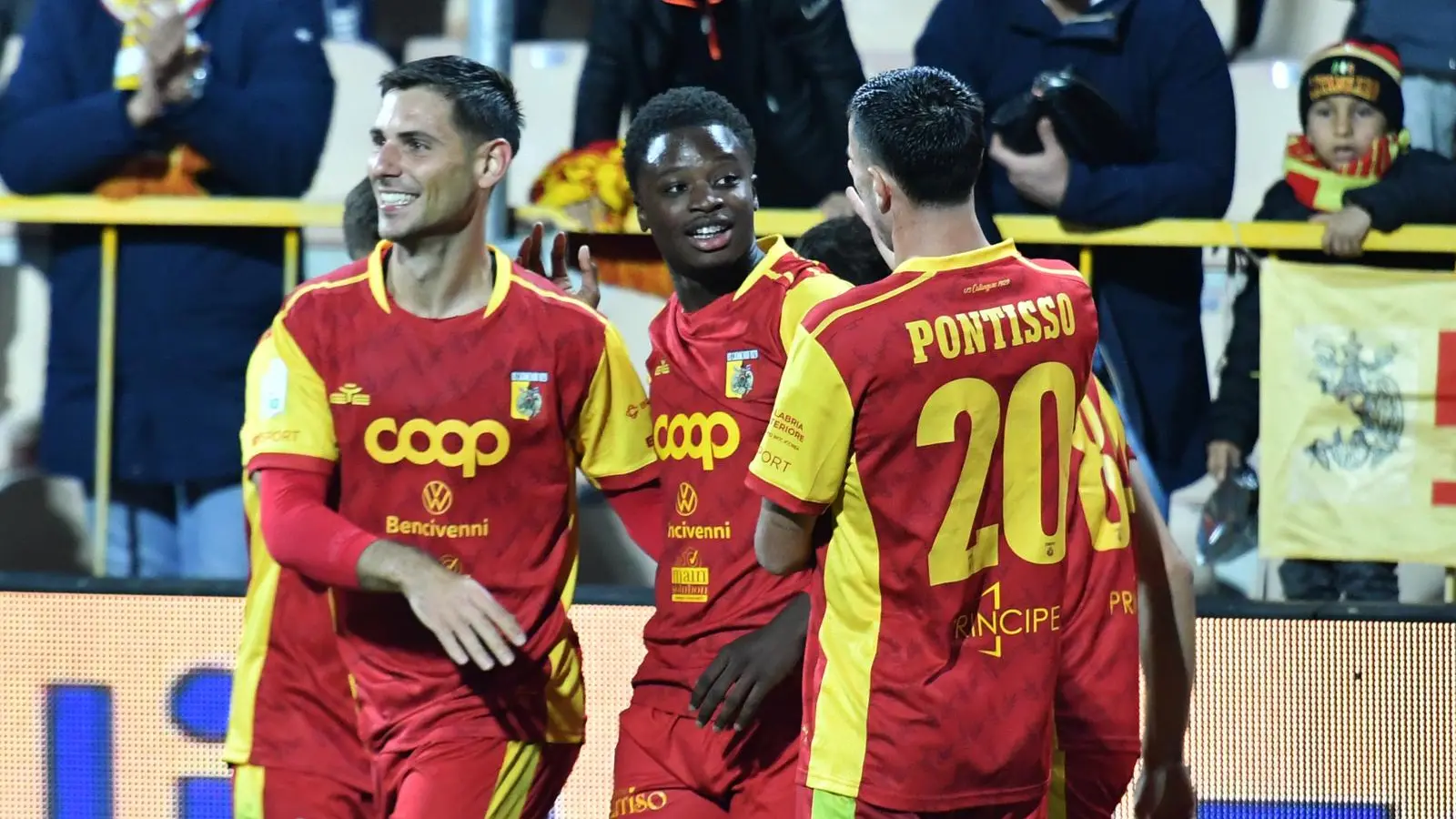 Terza vittoria di fila per il Catanzaro contro\u00A0l’Avellino,\u00A0basta il gol di Cisse nella ripresa: finale 1-0\n