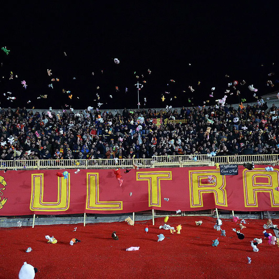 Catanzaro-Avellino, il calcio si ferma per i più piccoli: peluche in campo dalla Curva Capraro